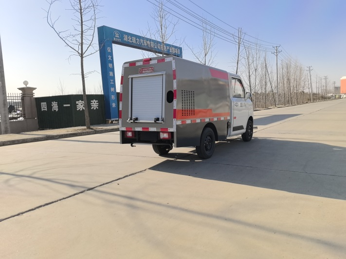 小型纯电动路面清洗车