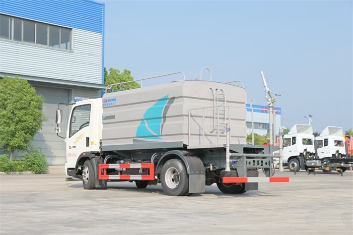 重汽豪沃7方蓝牌洒水车