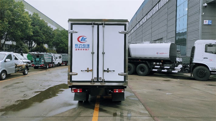 长安跨越X13米小型冷藏车