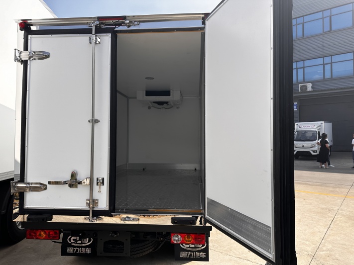 东风凯普特4米2冷藏车（蓝牌不超重）