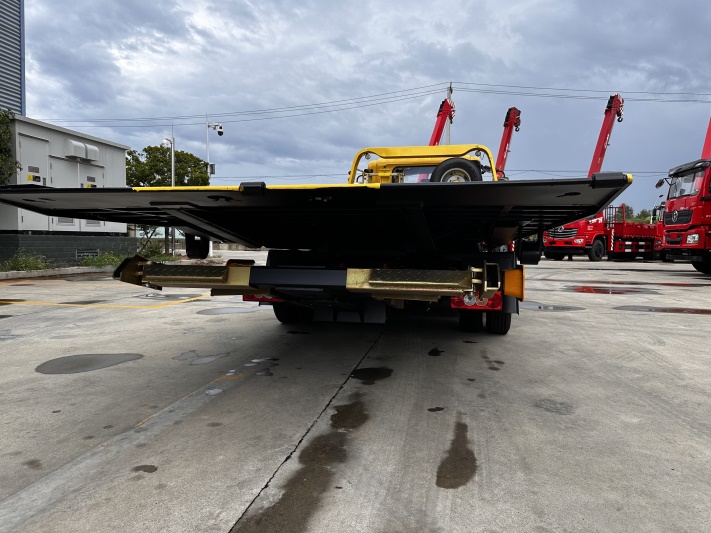 东风华神蓝牌重载清障车