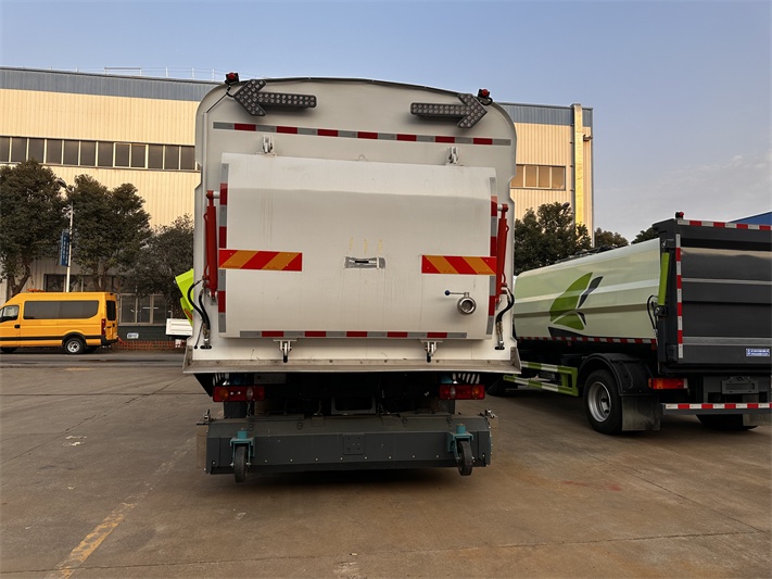 东风天锦高速洗扫车